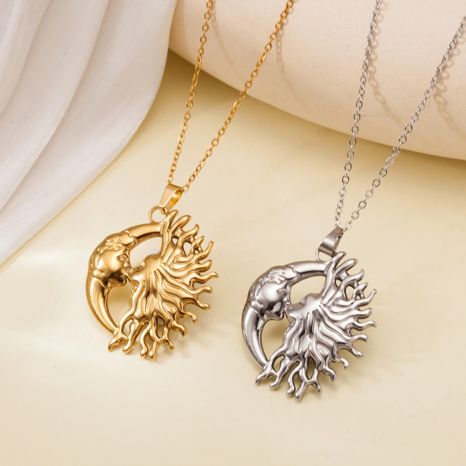 Sun and Moon Neckalce for Coup - đánh giá và giá Vintage Fashion Looks