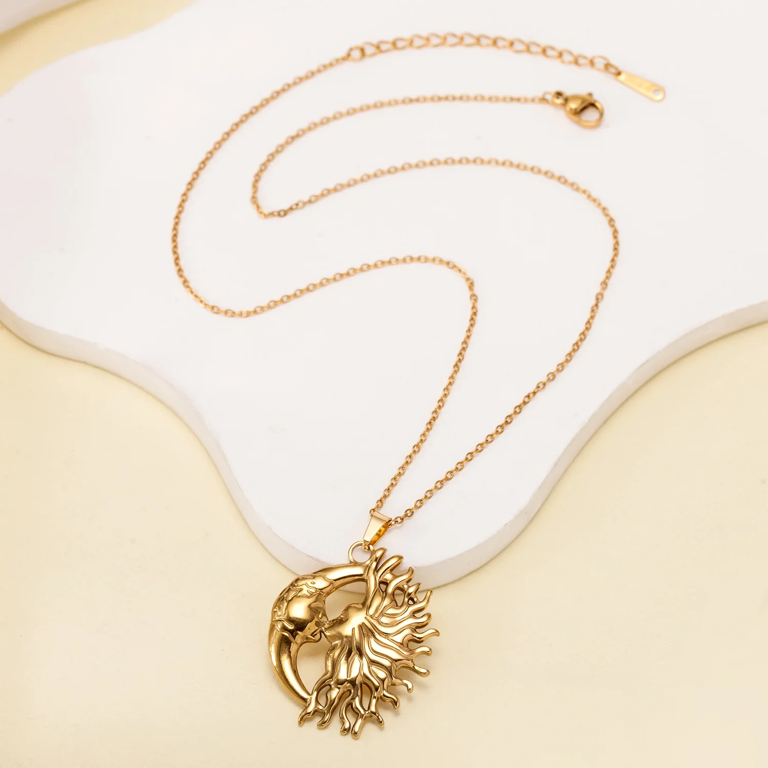Sun and Moon Neckalce for Coup - đánh giá và giá Vintage Fashion Looks